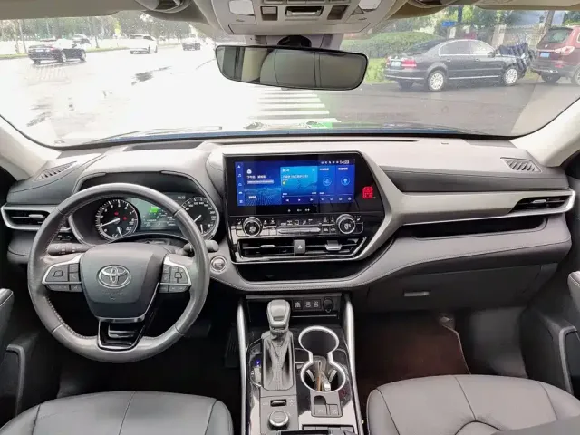 Toyota Highlander — Фото автомобиля 10
