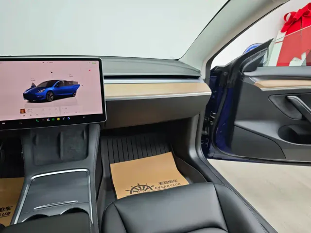 Tesla Model 3 — Фото автомобиля 15