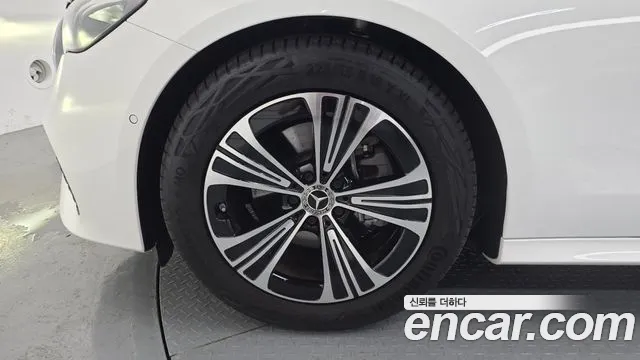 Mercedes-Benz E-Class — Фото автомобиля 5