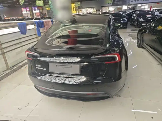 Tesla Model 3 — Фото автомобиля 5