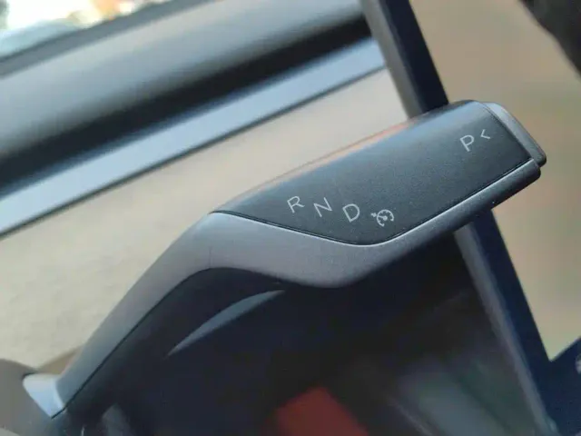 Tesla Model Y — Фото автомобиля 16