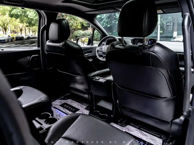 Toyota Sienna — Фото автомобиля 10
