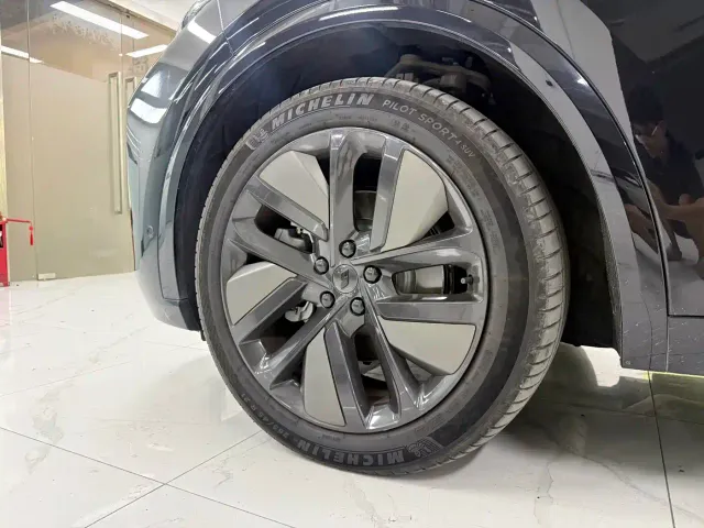 Li Auto L9 — Фото автомобиля 7