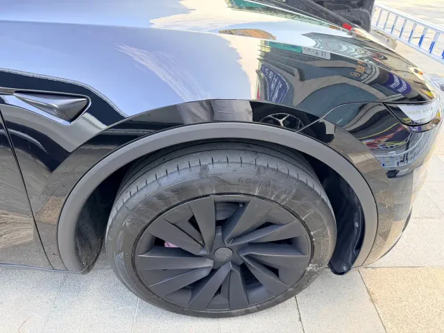 Tesla Model Y — Фото автомобиля 4