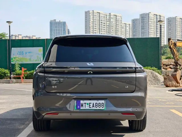 Li Auto L8 — Фото автомобиля 5
