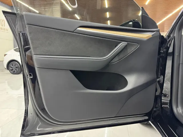 Tesla Model Y — Фото автомобиля 5
