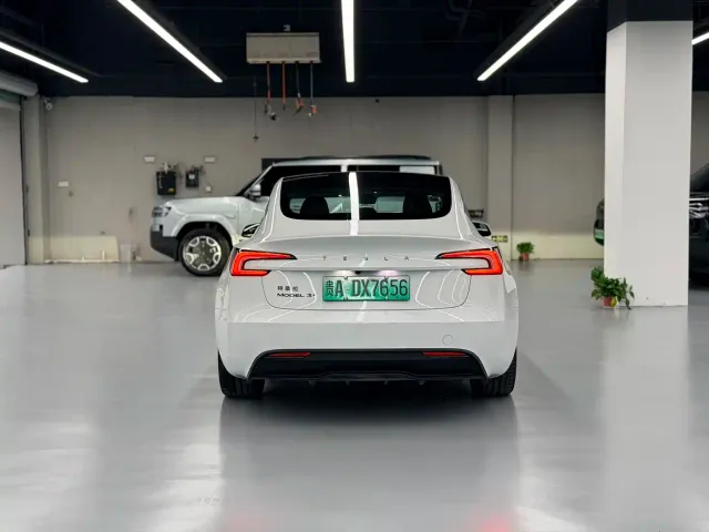Tesla Model 3 — Фото автомобиля 9