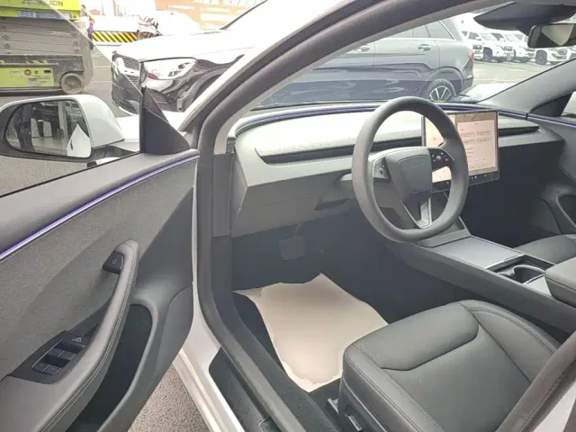 Tesla Model 3 — Фото автомобиля 15