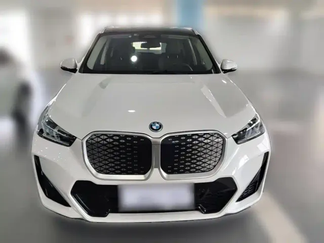 BMW iX1 — Фото автомобиля 2