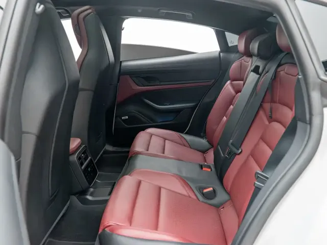 Porsche Taycan — Фото автомобиля 15