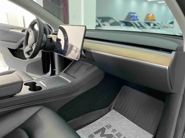 Tesla Model Y — Фото автомобиля 8