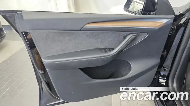 Tesla Model Y — Фото автомобиля 13