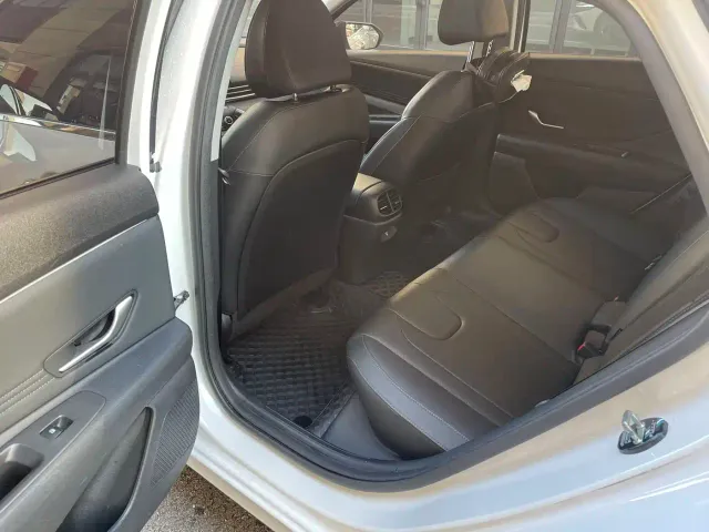Hyundai Elantra — Фото автомобиля 5