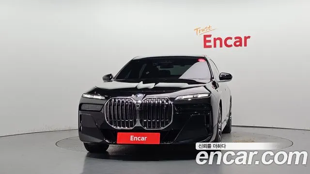 BMW i7 G70 — Фото автомобиля 3