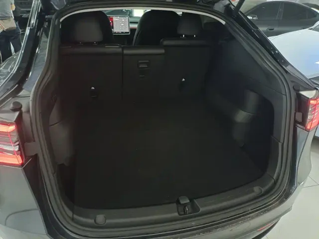 Tesla Model Y — Фото автомобиля 18