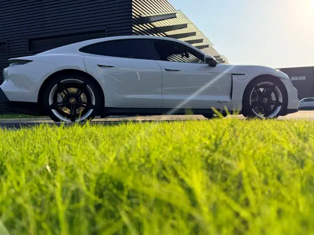 Porsche Taycan — Фото автомобиля 5