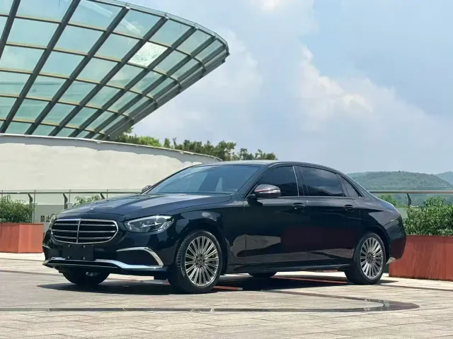 Mercedes-Benz E-Class — Фото автомобиля 3