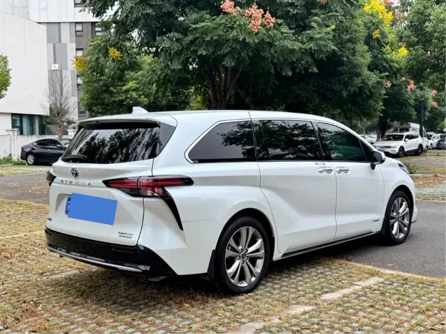Toyota Sienna — Фото автомобиля 4