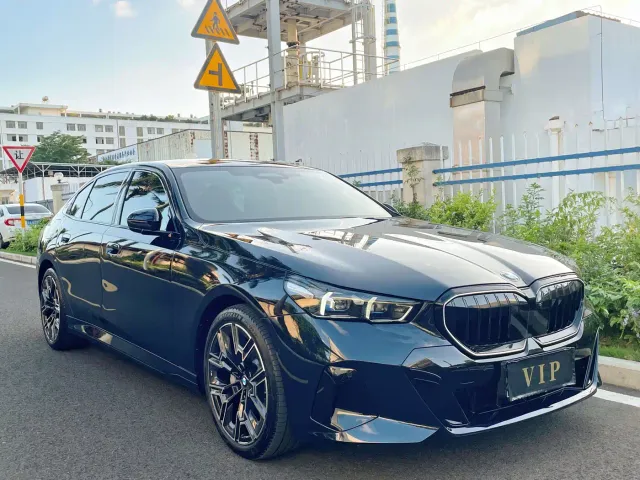 BMW 5 Series — Фото автомобиля 3