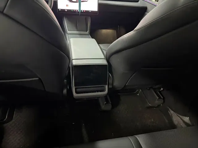 Tesla Model Y — Фото автомобиля 9