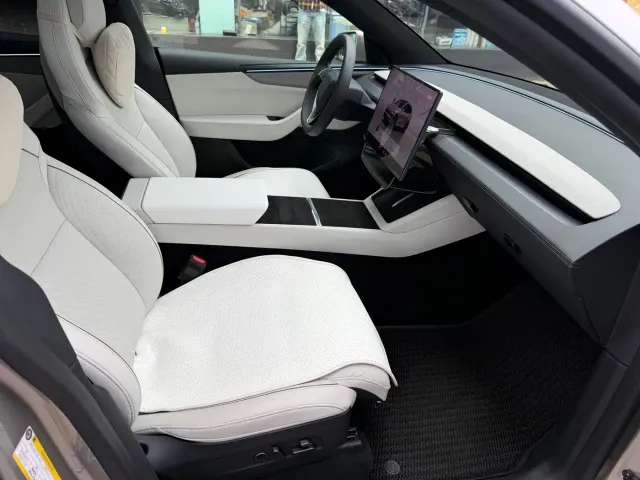 Tesla Model Y L — Фото автомобиля 10