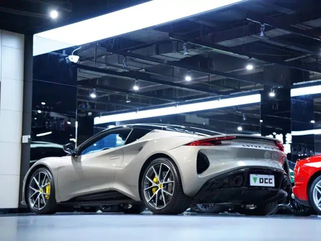 Lotus Emira — Фото автомобиля 5