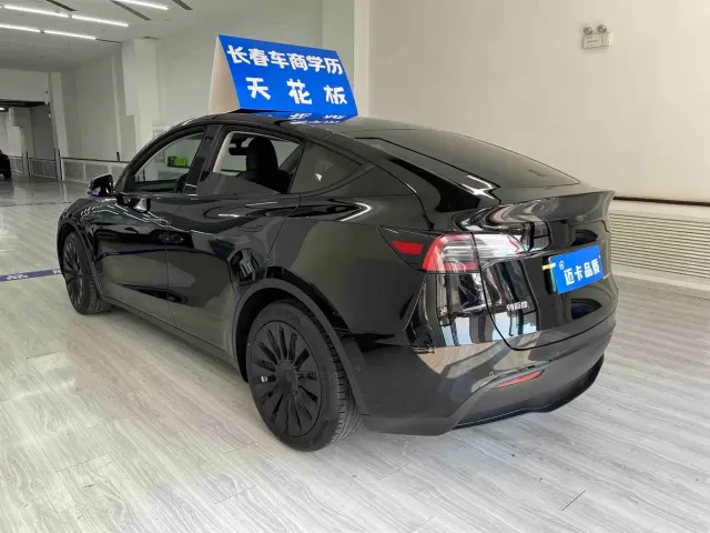 Tesla Model Y — Фото автомобиля 5