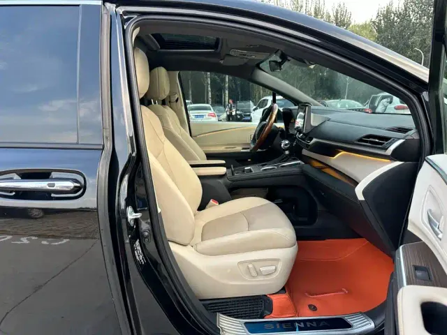 Toyota Sienna — Фото автомобиля 14
