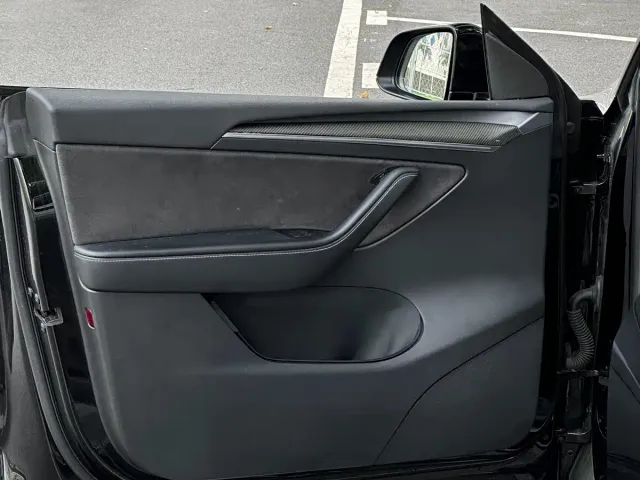 Tesla Model Y — Фото автомобиля 23