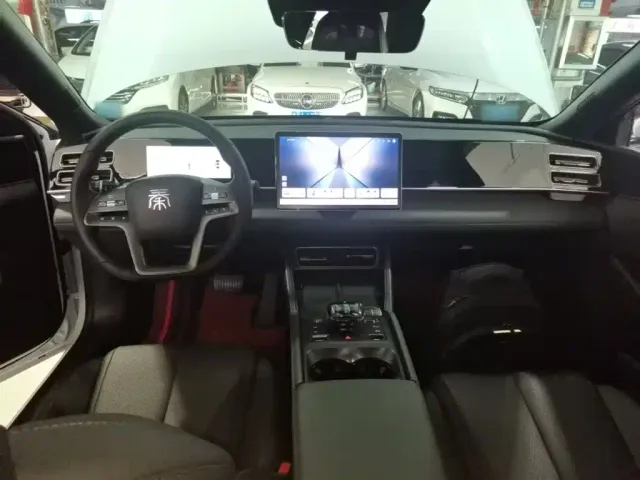 BYD Qin L — Фото автомобиля 9