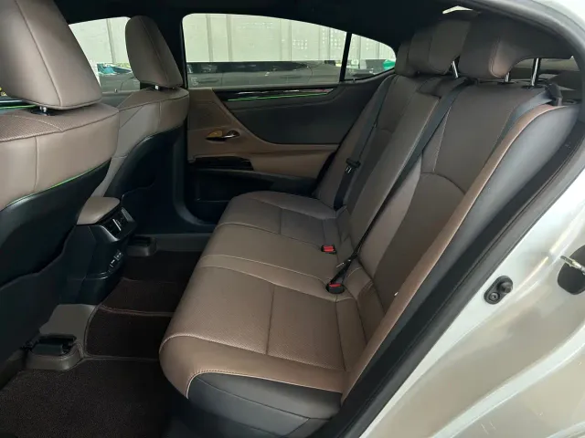 Lexus ES — Фото автомобиля 12