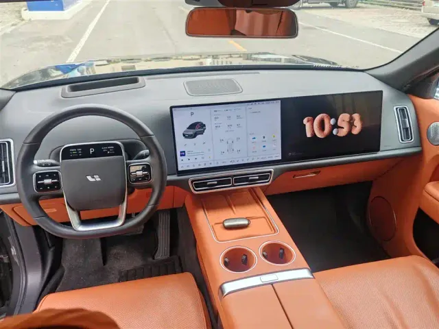 Li Auto L8 — Фото автомобиля 10