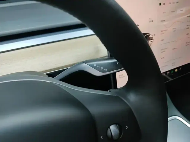 Tesla Model 3 — Фото автомобиля 13