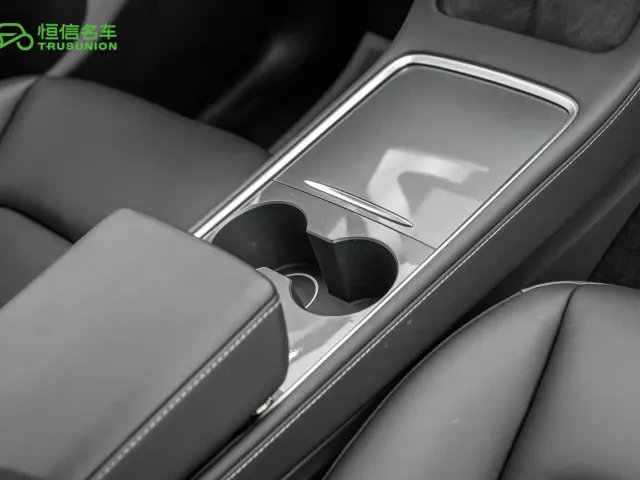 Tesla Model Y — Фото автомобиля 19