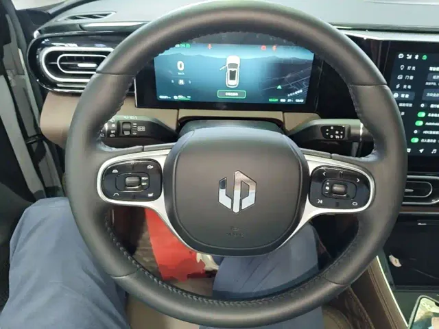Leapmotor C11 — Фото автомобиля 10