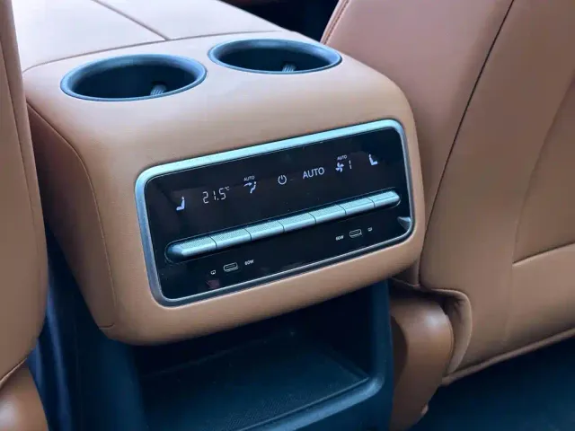 Li Auto L8 — Фото автомобиля 20