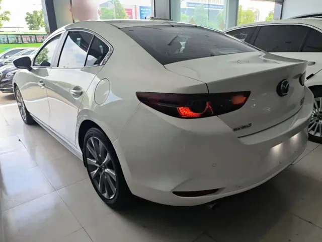 Mazda Axela — Фото автомобиля 4