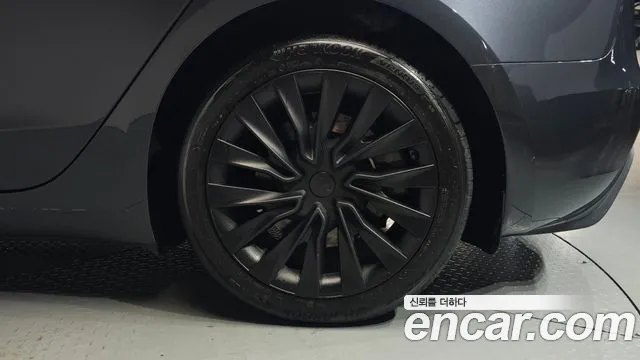 Tesla Model 3 — Фото автомобиля 20