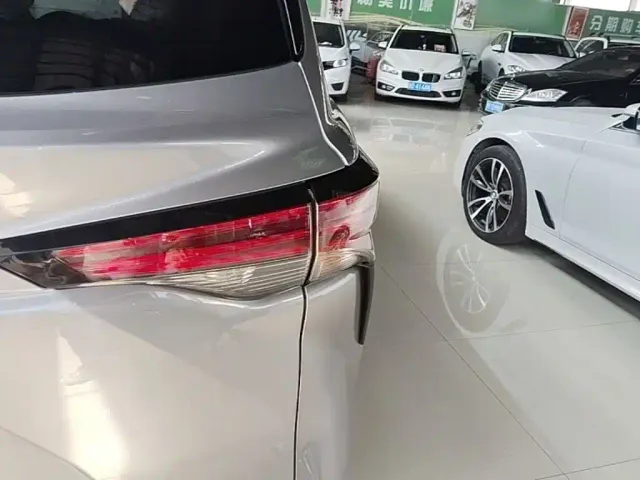 Toyota Sienna — Фото автомобиля 7