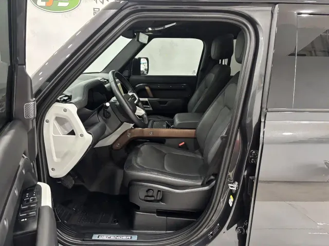 Land Rover Defender — Фото автомобиля 12