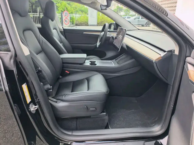 Tesla Model Y — Фото автомобиля 15