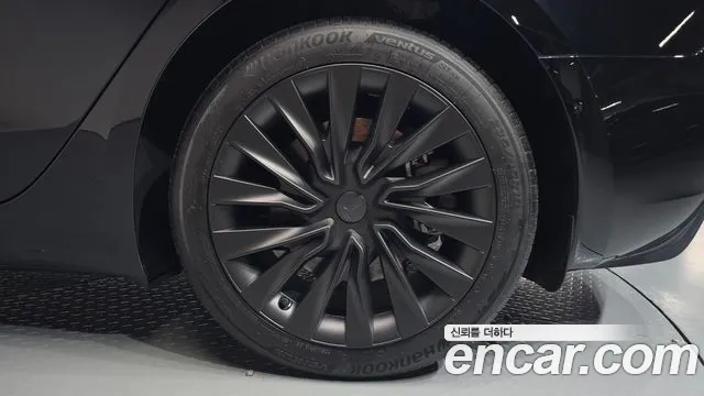 Tesla Model 3 — Фото автомобиля 6
