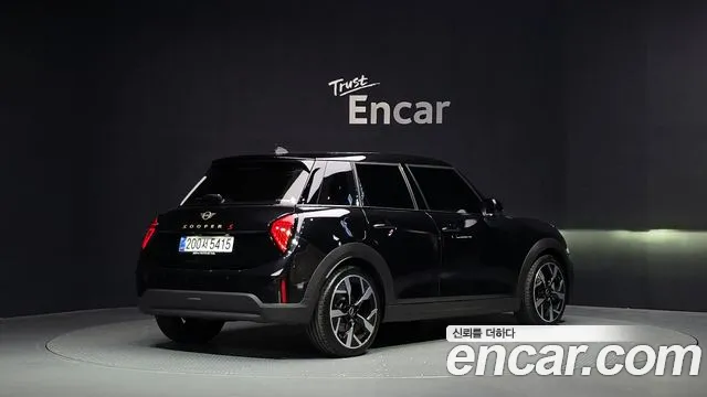MINI Cooper Generation 4 — Фото автомобиля 2