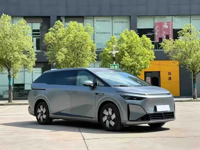 Xpeng X9 — Фото автомобиля 3