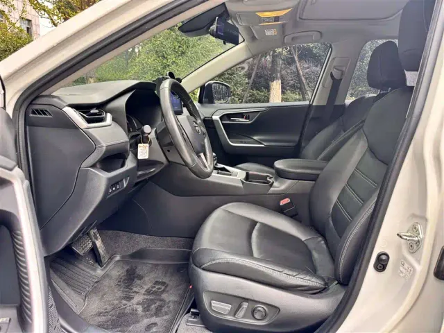 Toyota RAV4 — Фото автомобиля 5