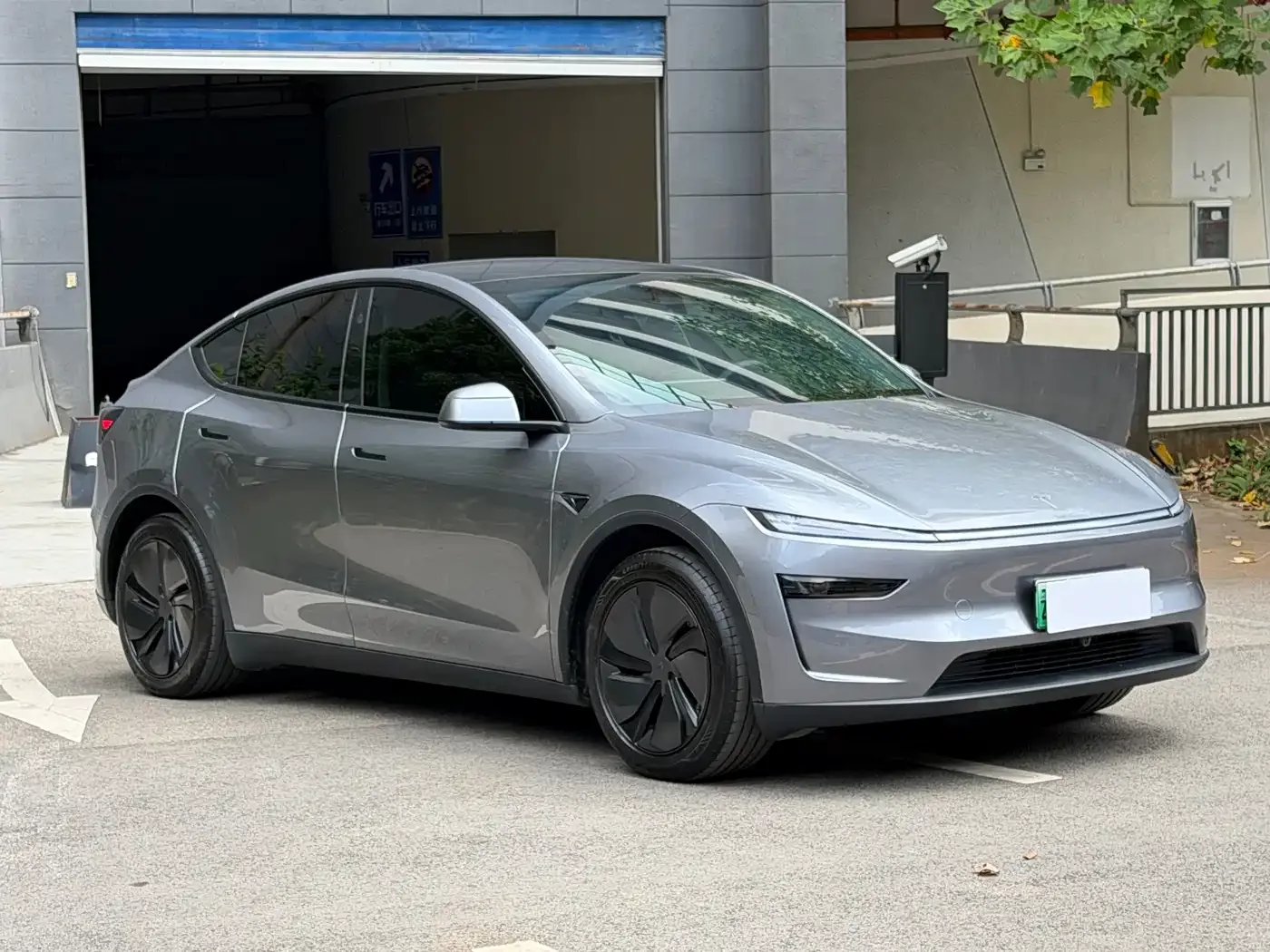 Tesla Model Y 2025 Rear-Wheel Drive — Фото автомобиля 3