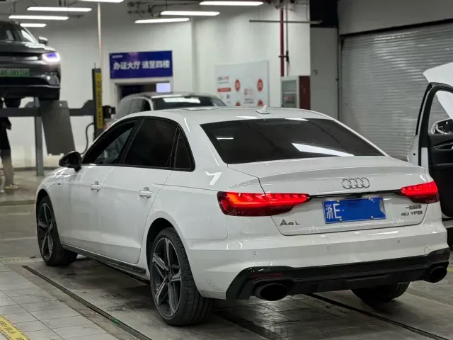 Audi A4L — Фото автомобиля 3