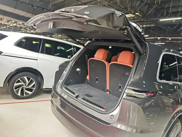 Li Auto L9 — Фото автомобиля 18