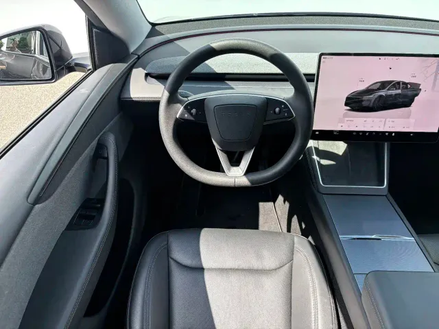 Tesla Model Y — Фото автомобиля 15