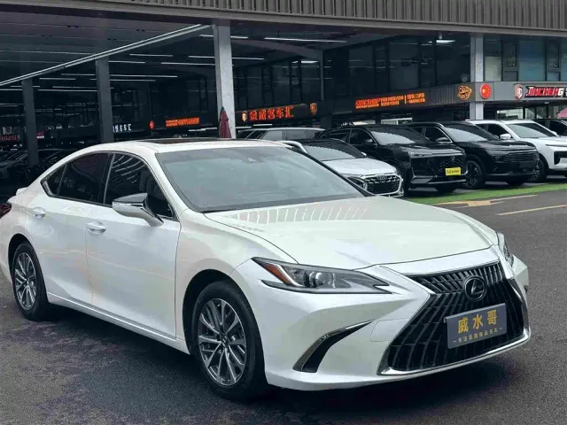 Lexus ES — Фото автомобиля 4